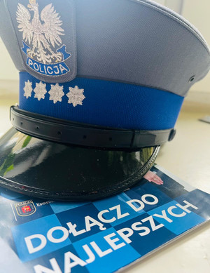 Czapka policyjna.
