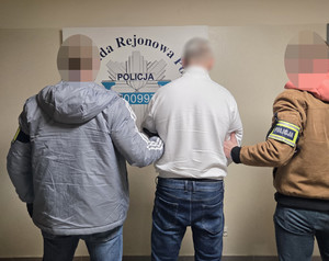 Policjanci i zatrzymany.