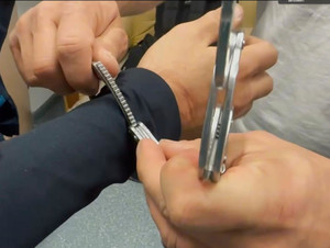 Kajdanki na rękach.