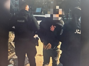 Policjanci i zatrzymany.