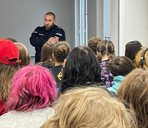 Policjant i uczniowie.
