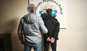 Policjant i zatrzymany mężczyzna.