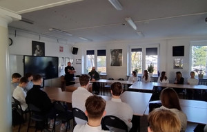 Policjanci i uczniowie.