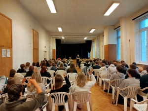 Policjant i uczniowie.