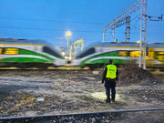 Policjanci i pociągi.