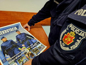 Policjant i plakat.