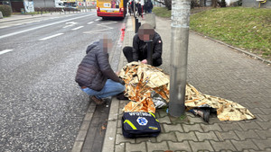 Policjanci pomagają kobiecie.