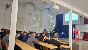 Policjant i uczniowie.