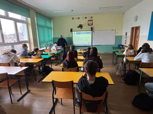 Policjant i uczniowie.