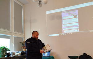 Policjant na spotkaniu.