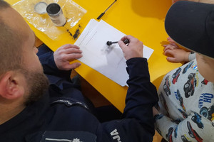 Policjant i przedszkolak.