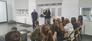 Policjanci i uczniowie.