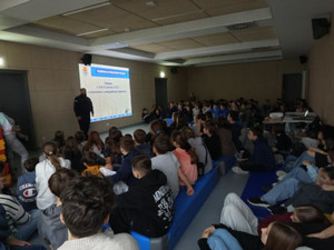 Policjant i uczniowie.