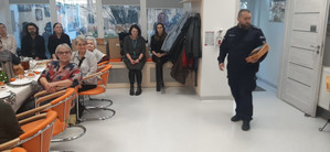 Policjant i seniorzy.