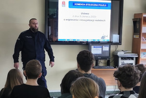 Policjant i uczniowie.