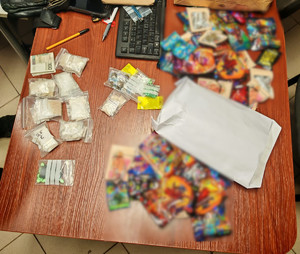 Różnego rodzaju torebki z zawartością substancji.