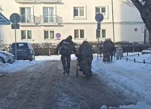 Policjant i starsze osoby.