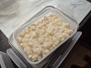 Biała substancja w pojemniku.