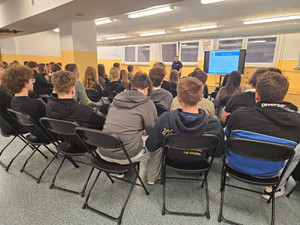 Policjant i uczniowie.