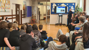 Policjant i uczniowie.