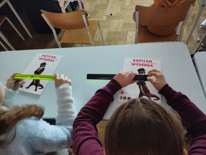 Dzieci z odblaskami.