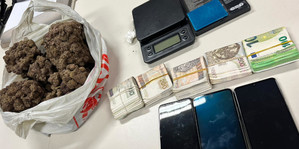 Narkotyki i gotówka.