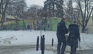 Policjant i starsza osoba.