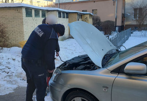 Policjant i mieszkaniec.