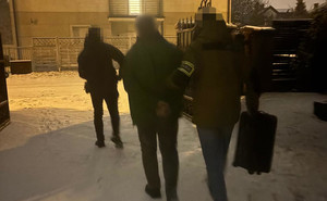 Policjanci i zatrzymany.