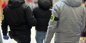 Policjanci i zatrzymana.