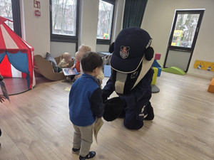 Policjant i dzieci.