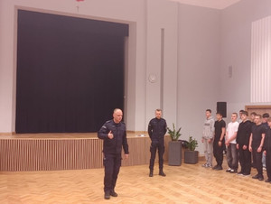 Uczniowie i policjant.