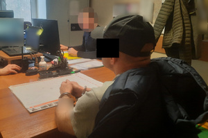 Policjanci i zatrzymany.