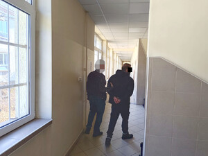 Mężczyzna i policjant.