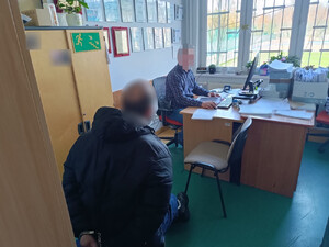 Mężczyzna i policjant.