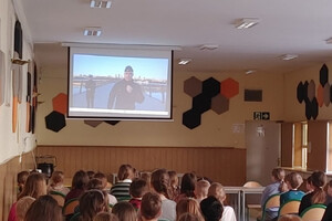 Uczniowie na spotkaniu z policjantem.