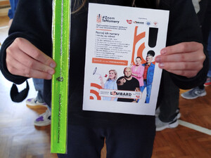 Uczniowie i policjant w ramach kampanii, ulotki.