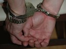 Dłonie w kajdankach.