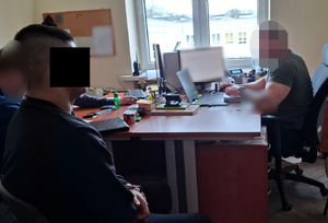 Policjant i zatrzymany.