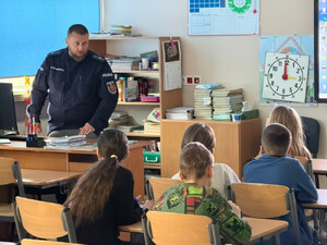 Policjant i uczniowie.