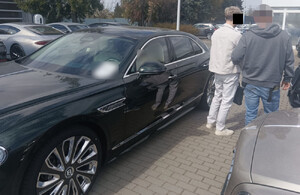 Policjant i zatrzymany.