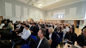 Policjanci i uczniowie.