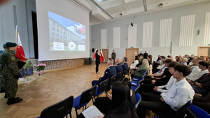 Policjanci i uczniowie.