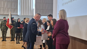 Policjanci i uczniowie.