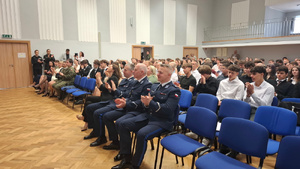 Policjanci i uczniowie.