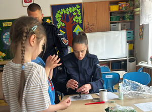 Policjant i dzieci.