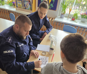 Policjanci i dziecko.