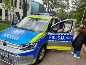 Policjanci i dzieci.