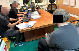 Policjanci i zatrzymany.