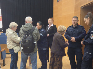Policjanci i seniorzy w auli.